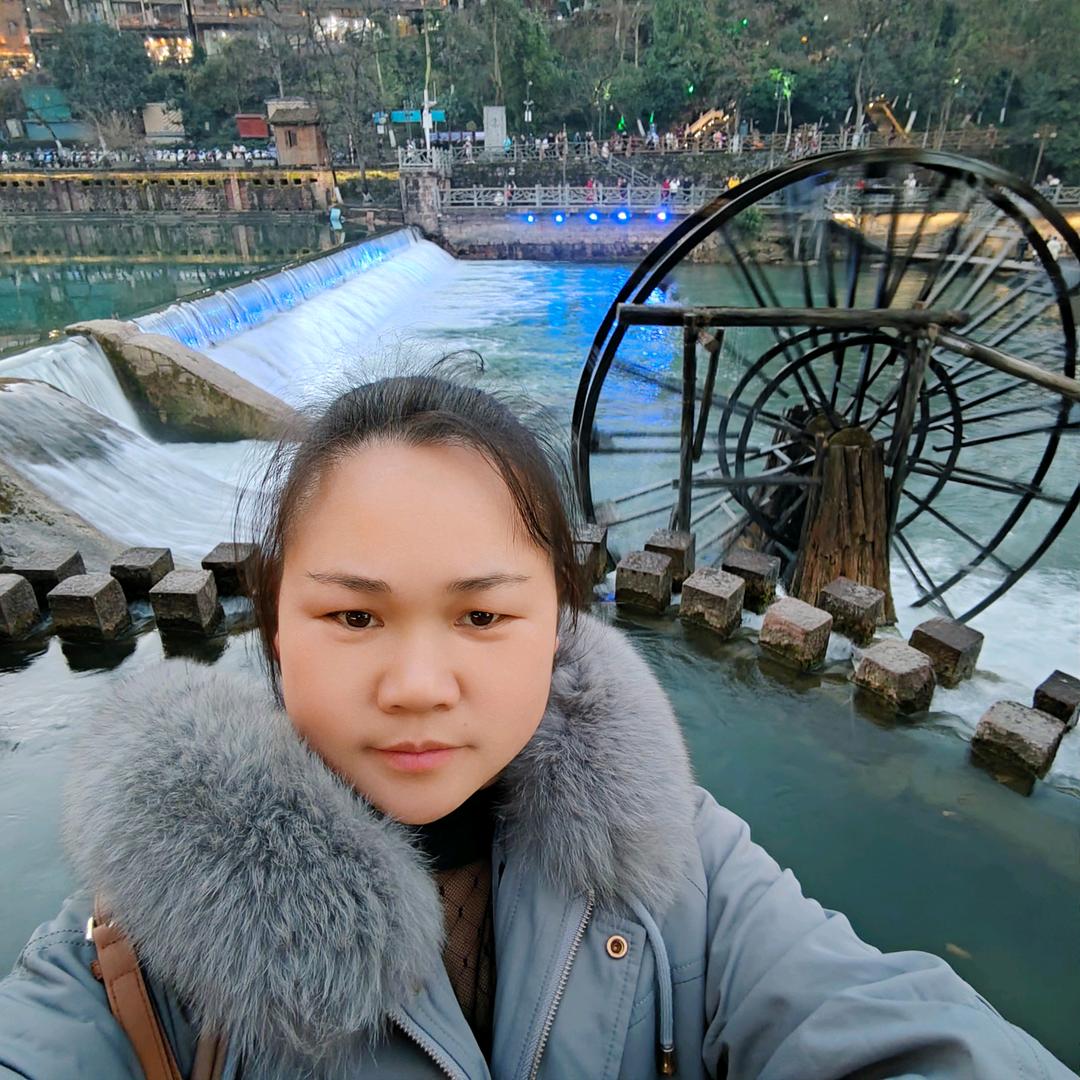 摆地摊的）小秦