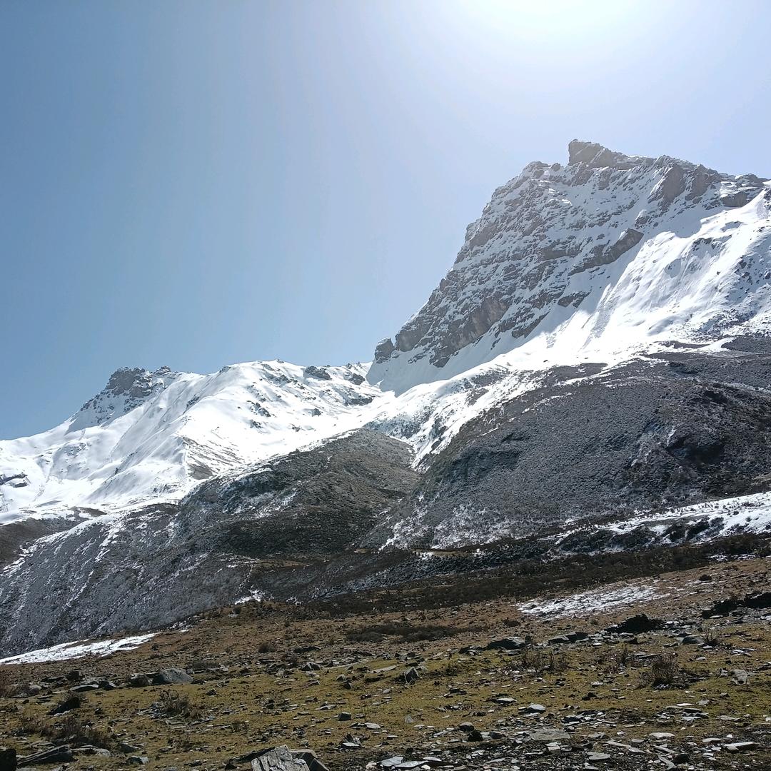 翁巴雪山铺助爬雪山，邓功乐