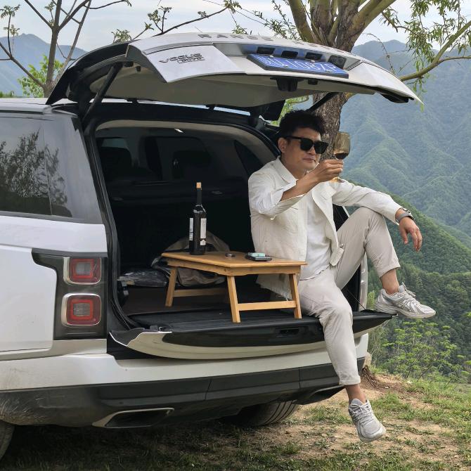 手指大海的方向