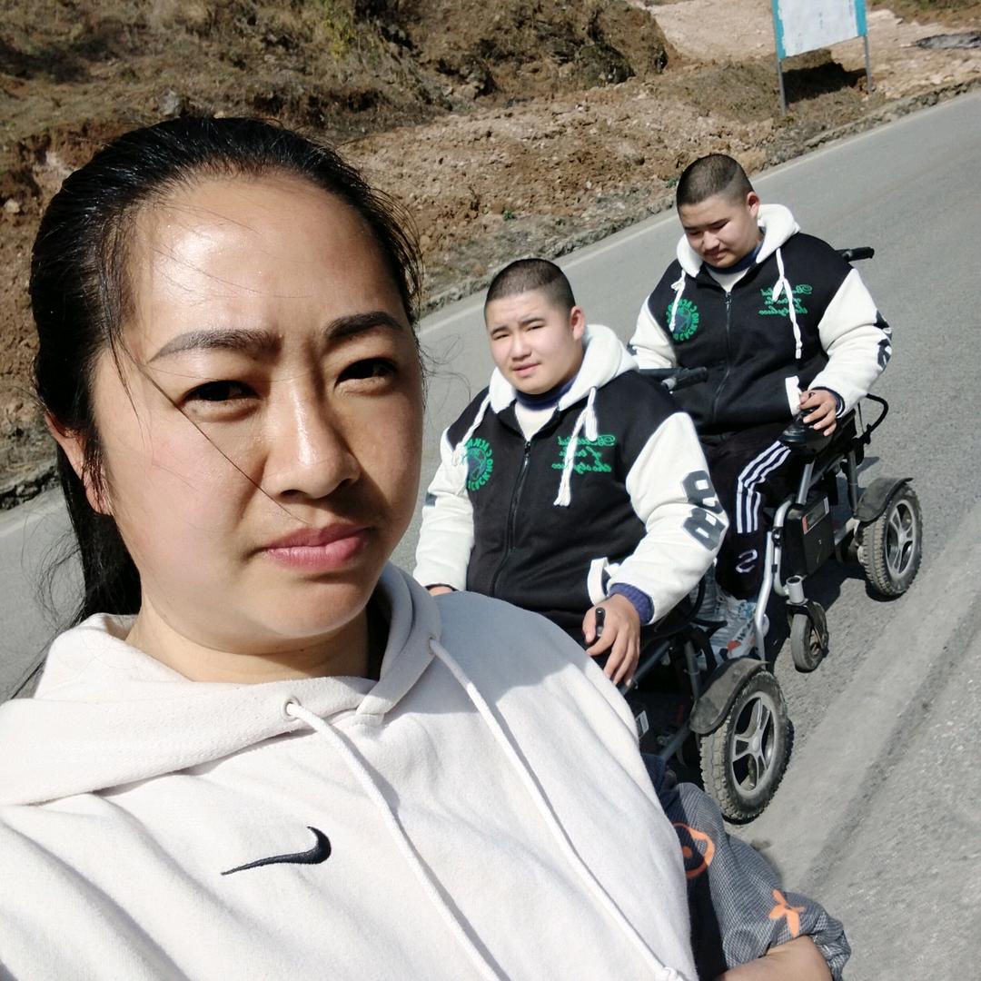 章姐守护特殊的双胞胎兄弟