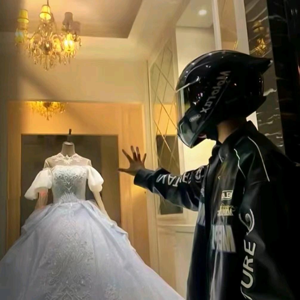 她比神明还慷慨