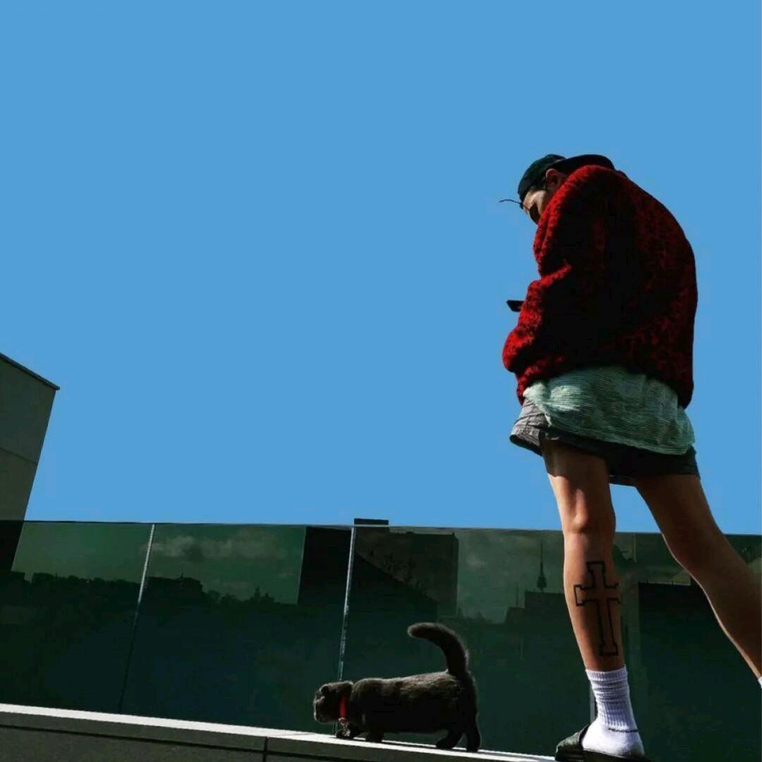 ，
