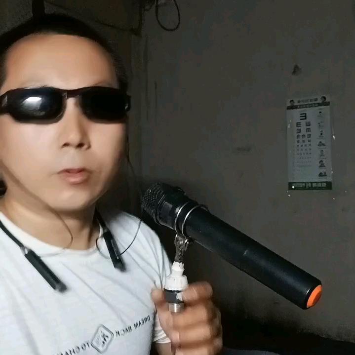 雄单身笑着坚强