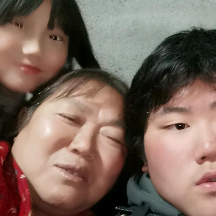 幸福快乐的一家人