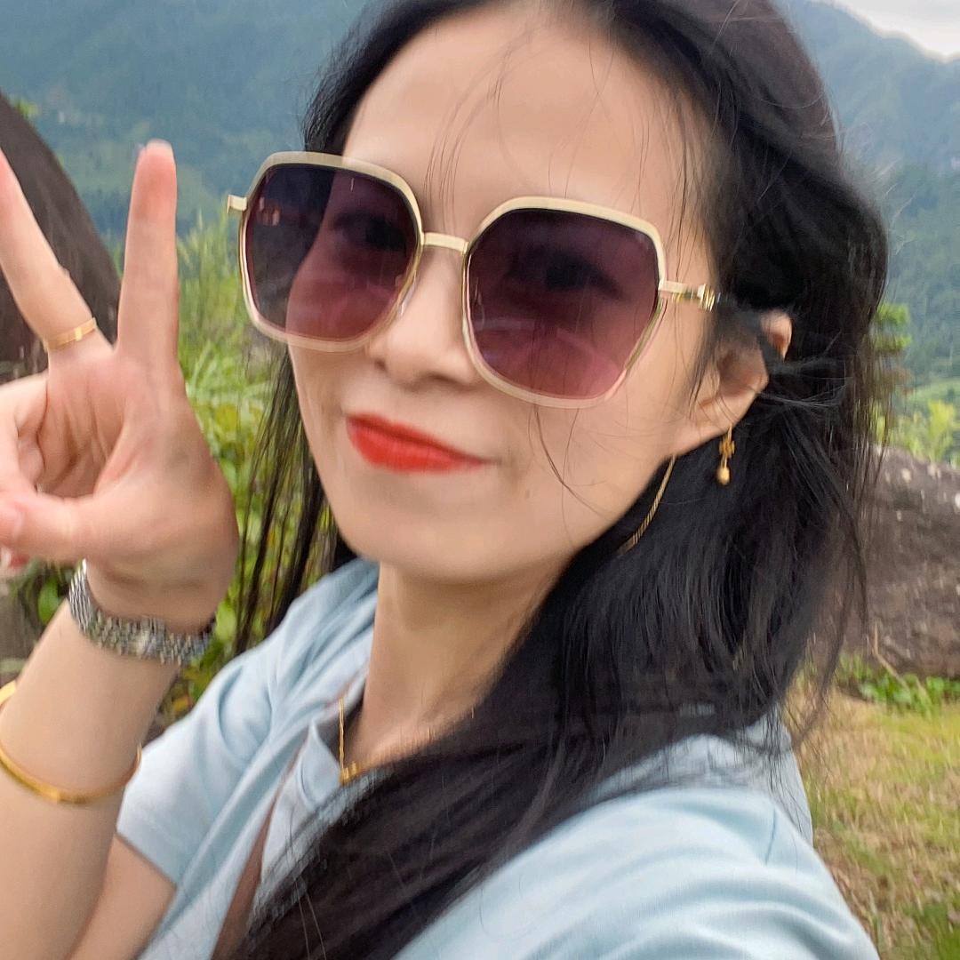 一个侃侃而谈的女人(包酉财)