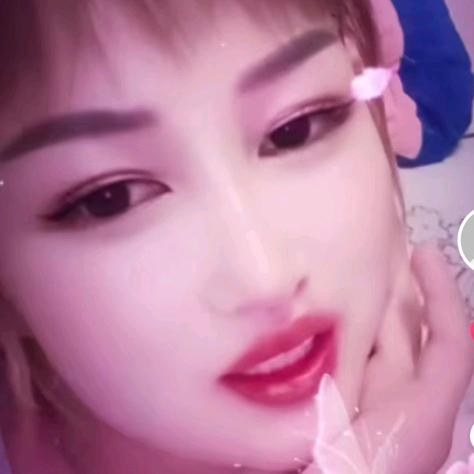 迎着太阳，像着阳光。