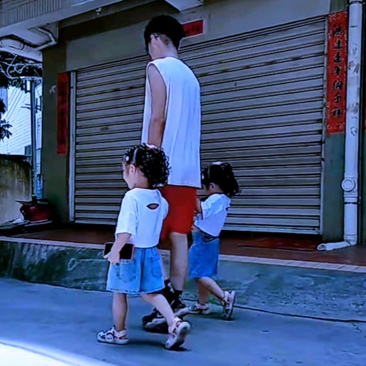 双胞胎姐妹👯和哥哥