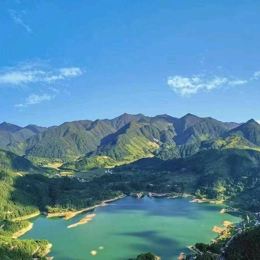 兄弟用屁股拧开矿泉水因为我昨晚带的是螺纹