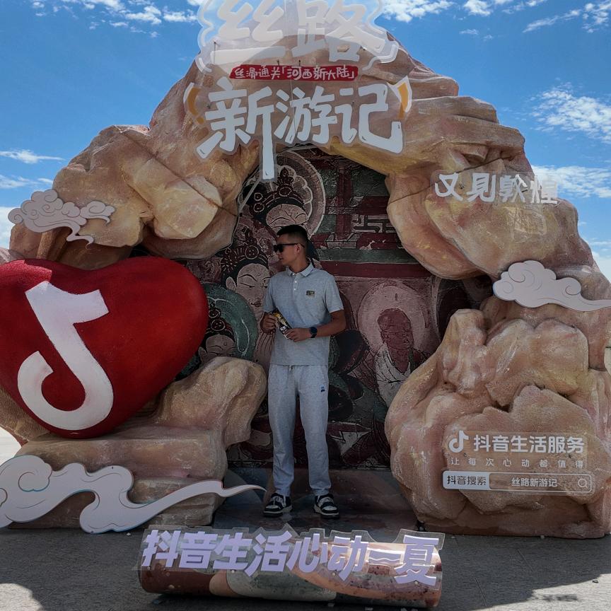 做衣柜的小伙子