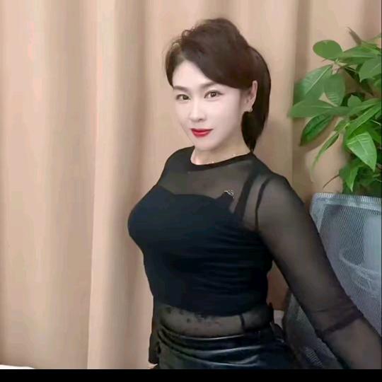 女王，B