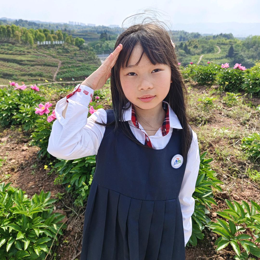 小布丁，爱穿短裙