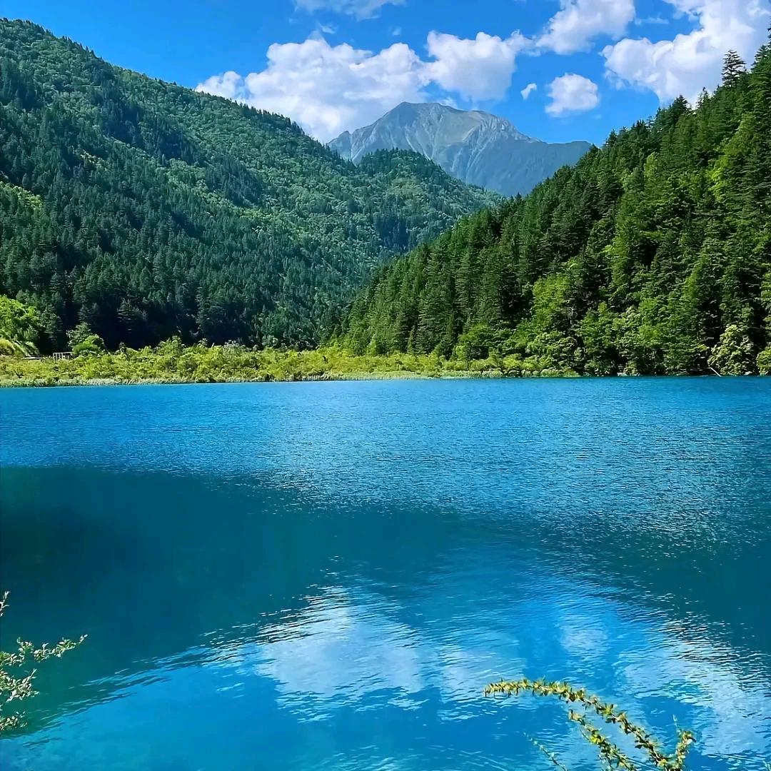 深兰色的天空
