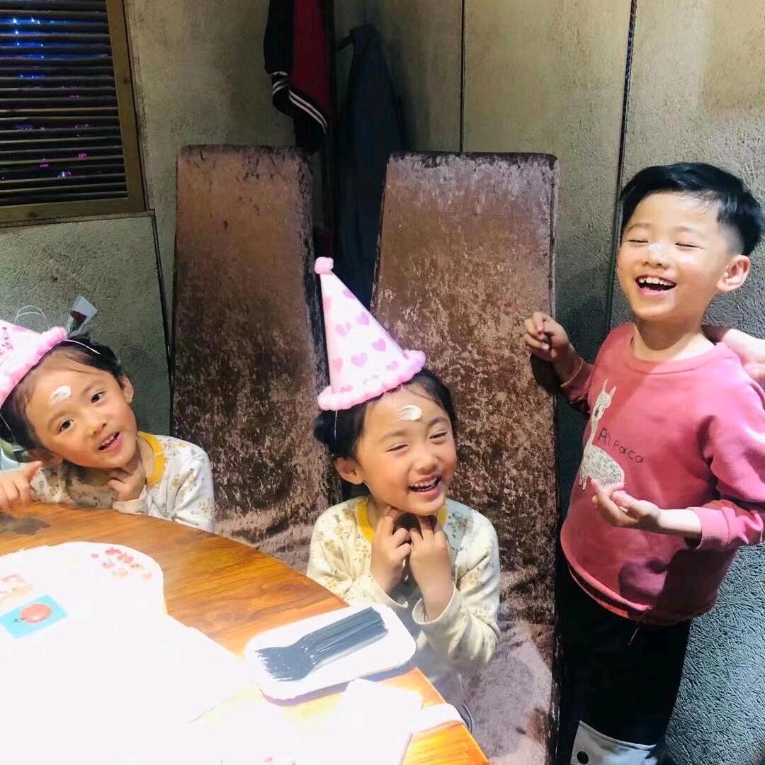 1哥+2妹=热ྂ闹ྂ