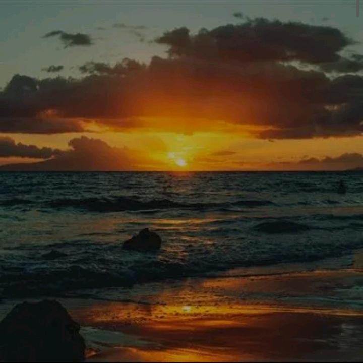 在屋顶看太阳落下