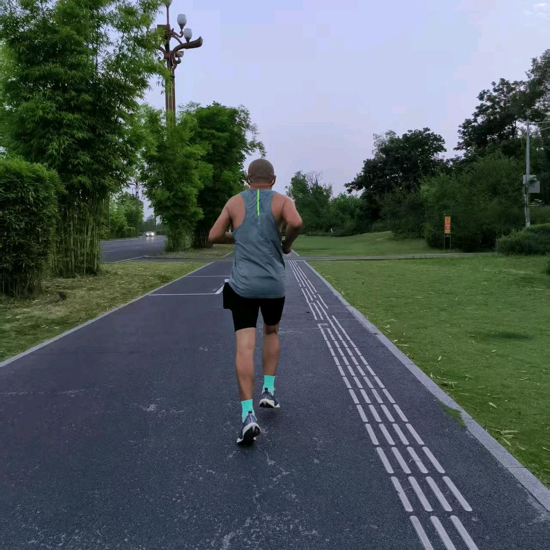 (欢乐兔🐇🐇🐇)何成