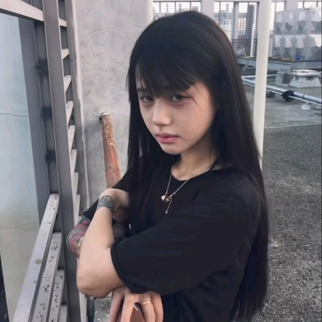 他的性格敏感带点忧郁.