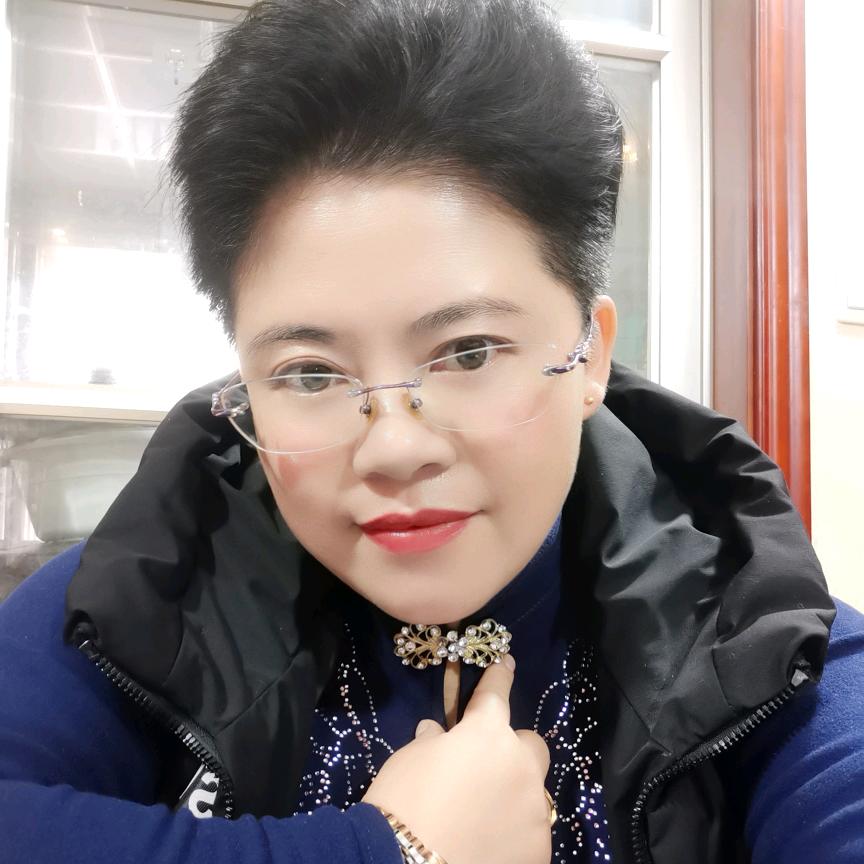 翱翔蓝天的燕子