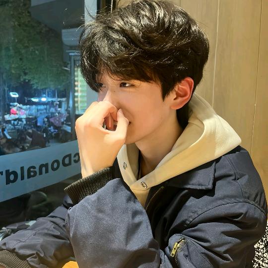 你眼角湿润的眼泪闻起来像爱