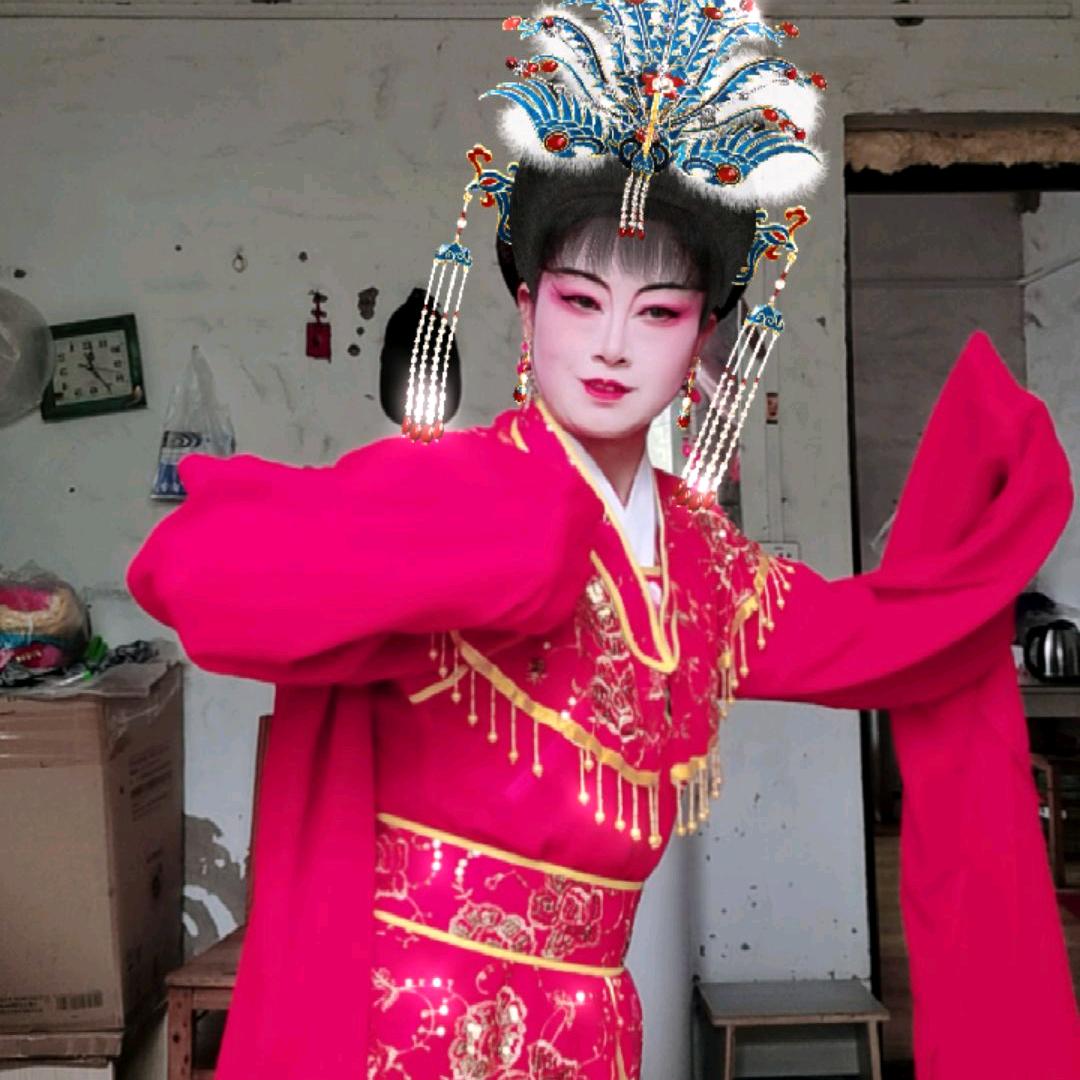 三妹爱唱戏