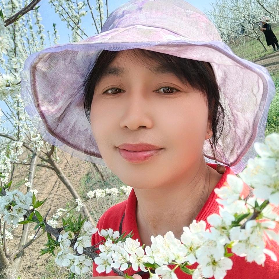 樱花绽放70后老阿姨喜欢唱歌