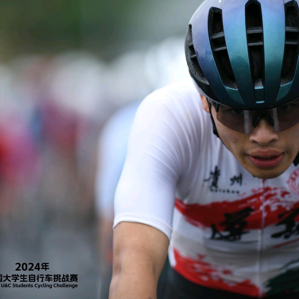 踩着单车踢足球