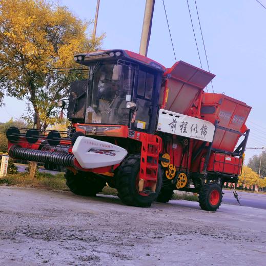 开收割机的小伙