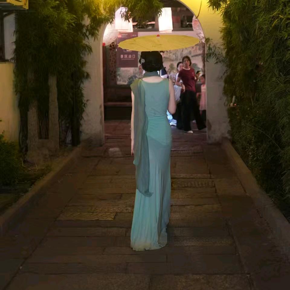 演员朱晓娟一御儿（中元节祭拜）