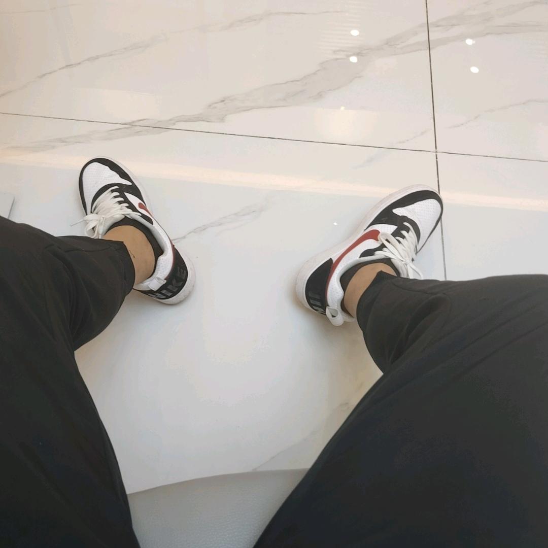 @：～