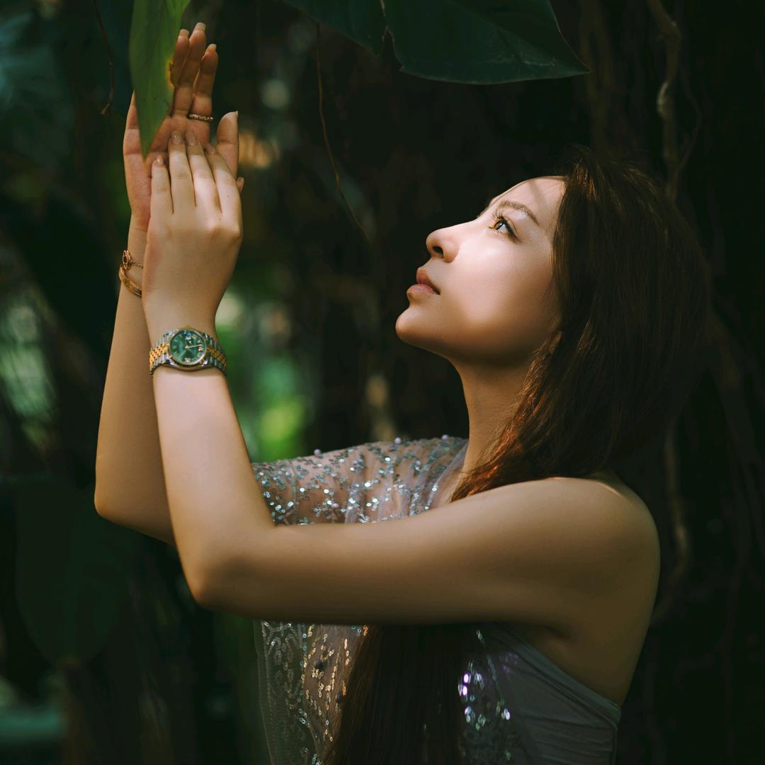 玩砂石料的慧子小姐姐