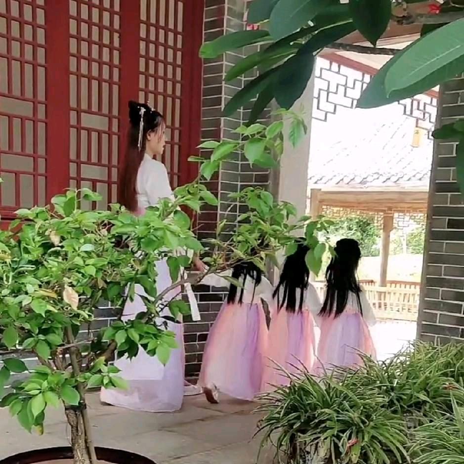 梁家三胞胎姐妹