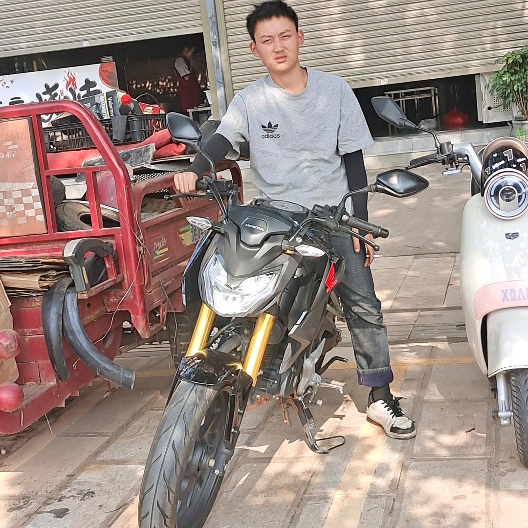 奋斗的00后        刘