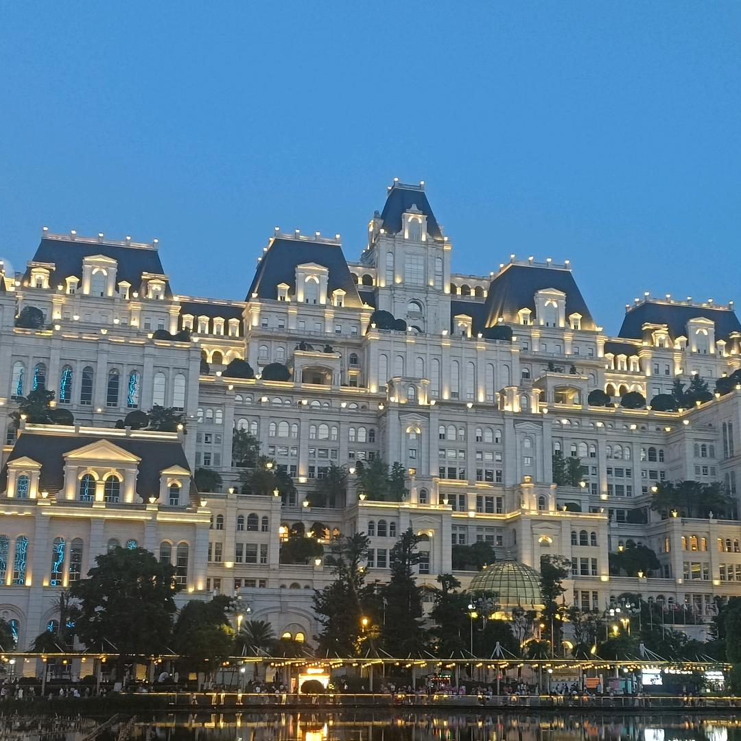 只有我自己再痛又何妨你又不心疼我的眼泪.