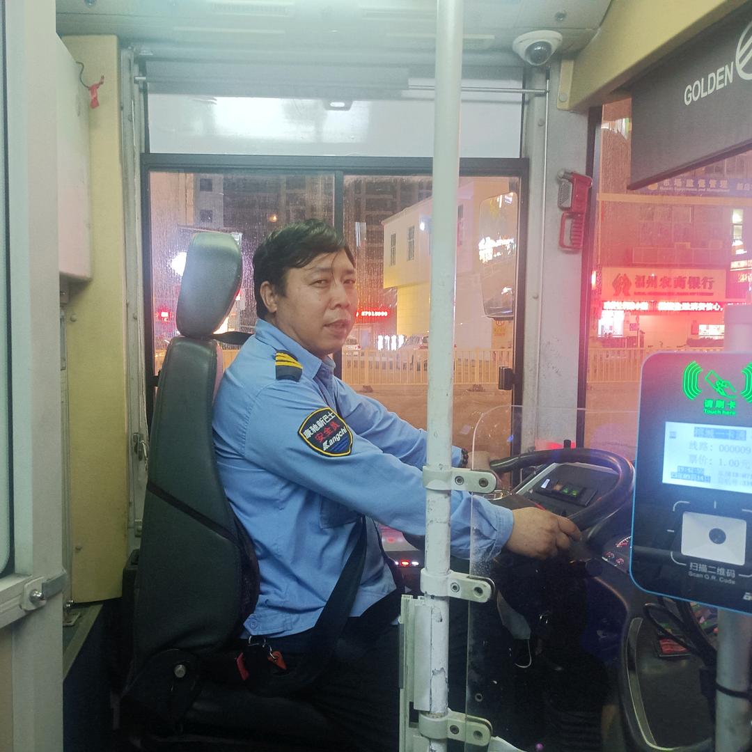 公交车袁师傅你们看就看了点个赞会还你