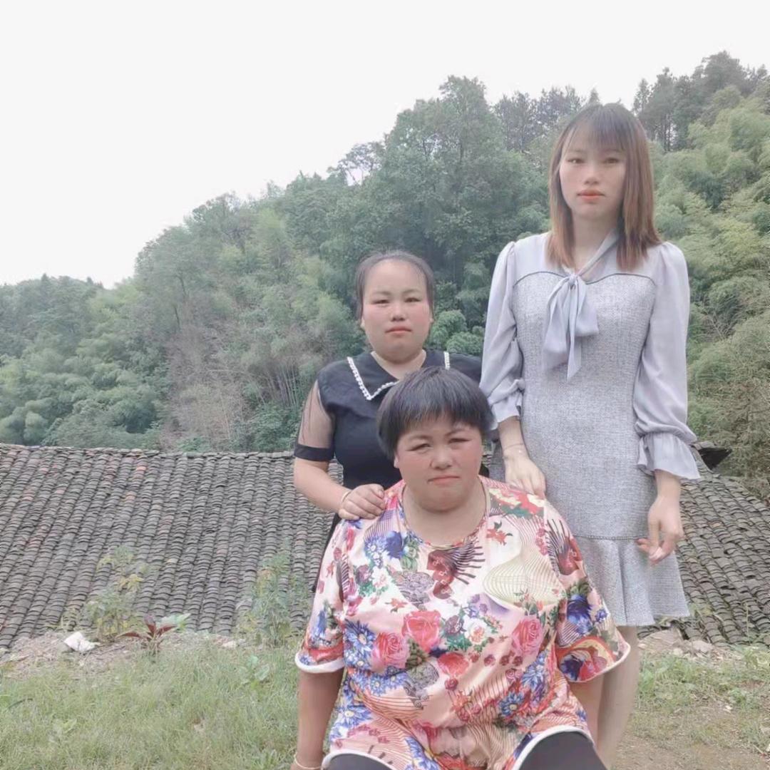 雷家女儿在严家门上个一开心点