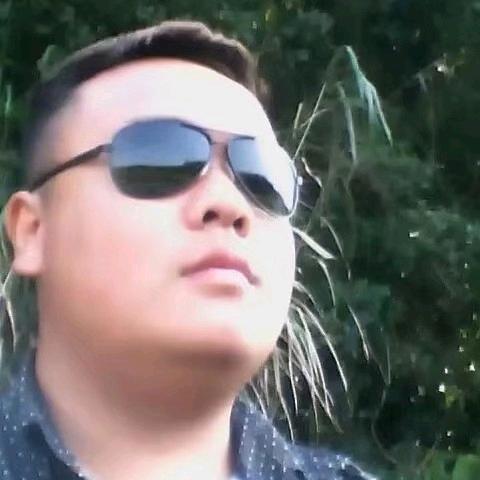 沉默守光者风雨独擎伞