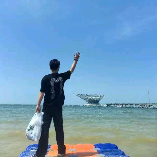 樱花树下帅气的男孩