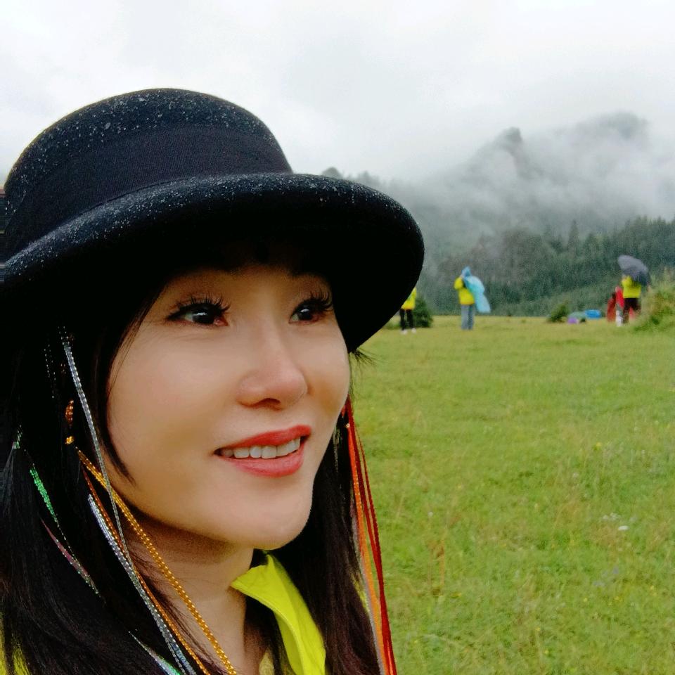 迎着风奔跑的女子