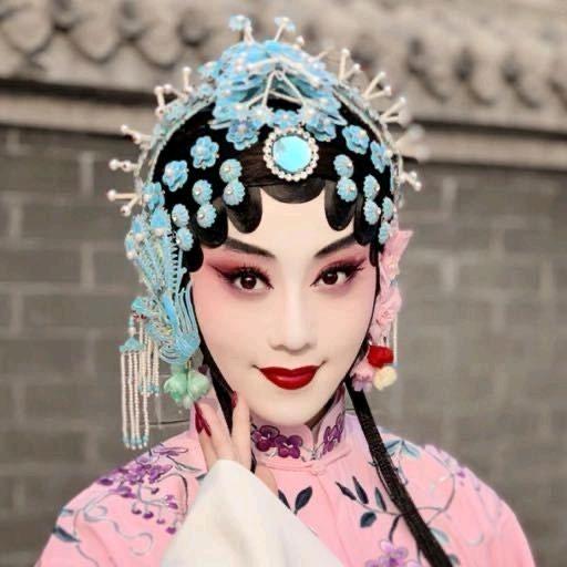 许氏爱戏剧，爱音乐，爱晿歌