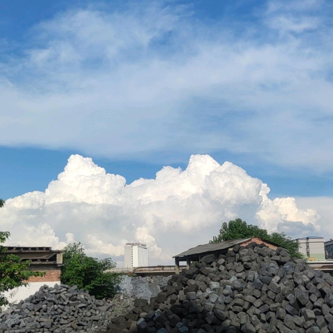 大量出售镁碳砖，钢玉，渣铁，滑板水口
