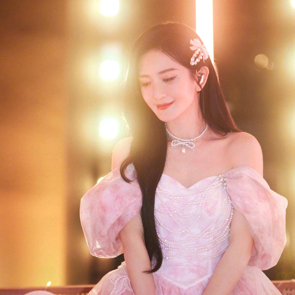 娜娜 .