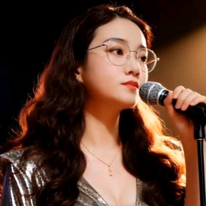 玲玲🎤(晚10点开～12点下播）拒私聊