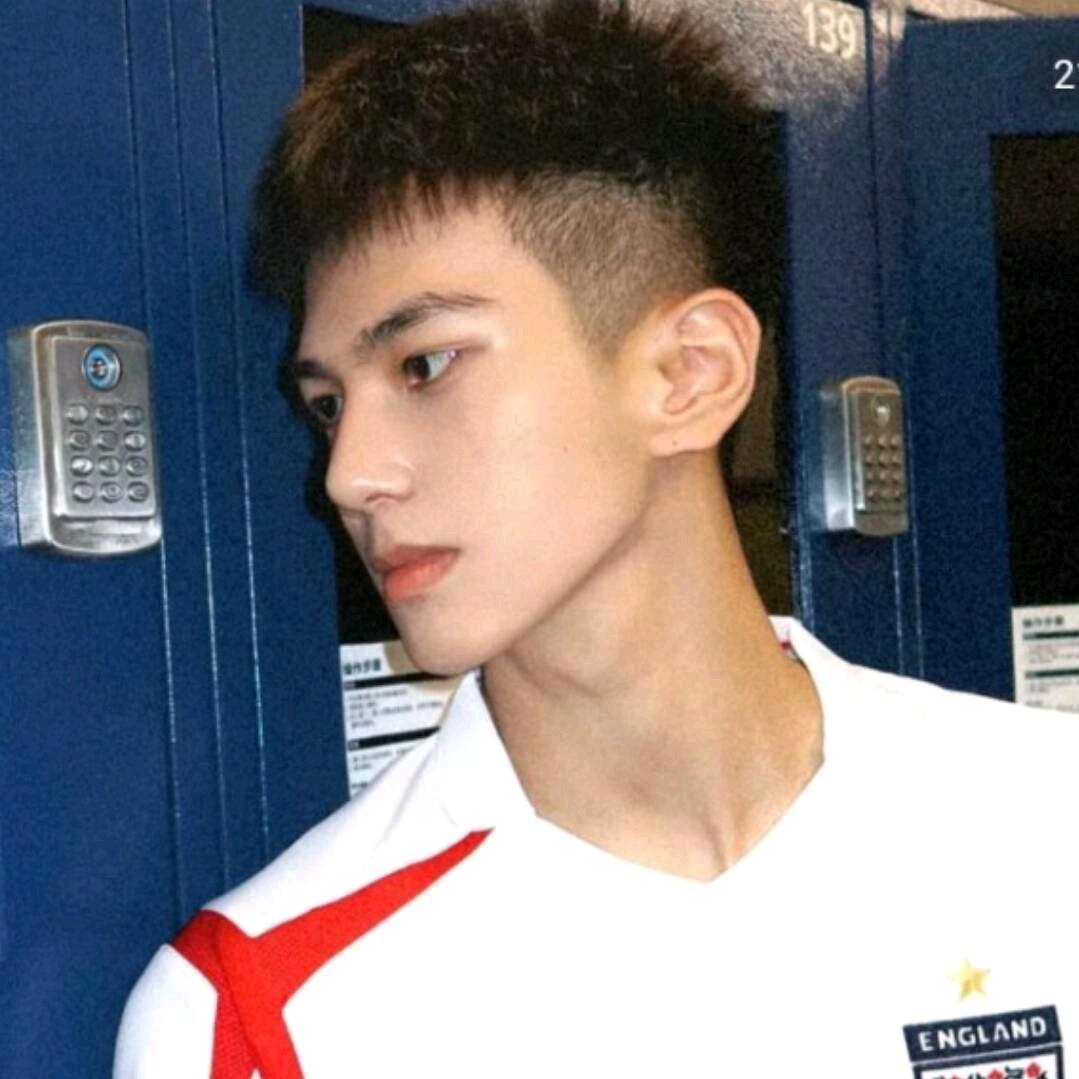 王哲.