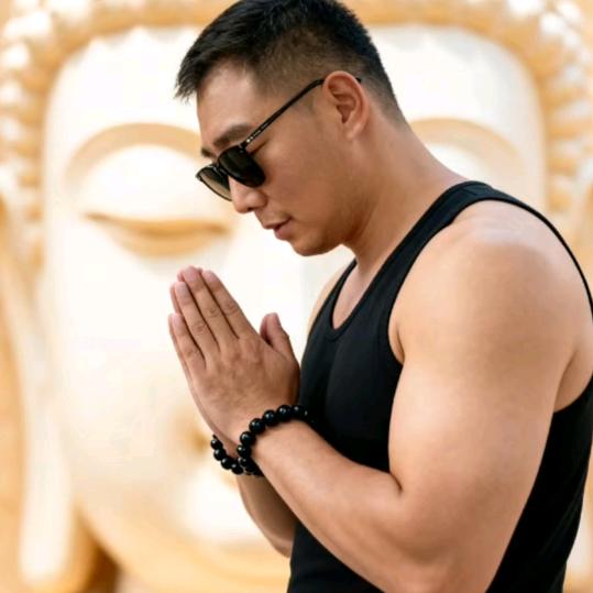 现实压垮少年间。阿乐。