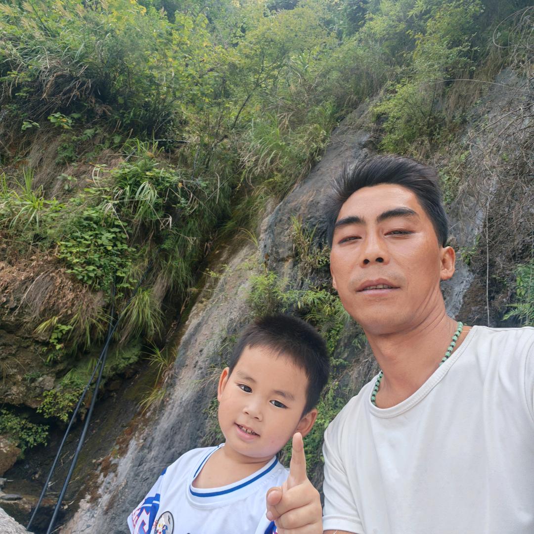 带着几个娃的男人