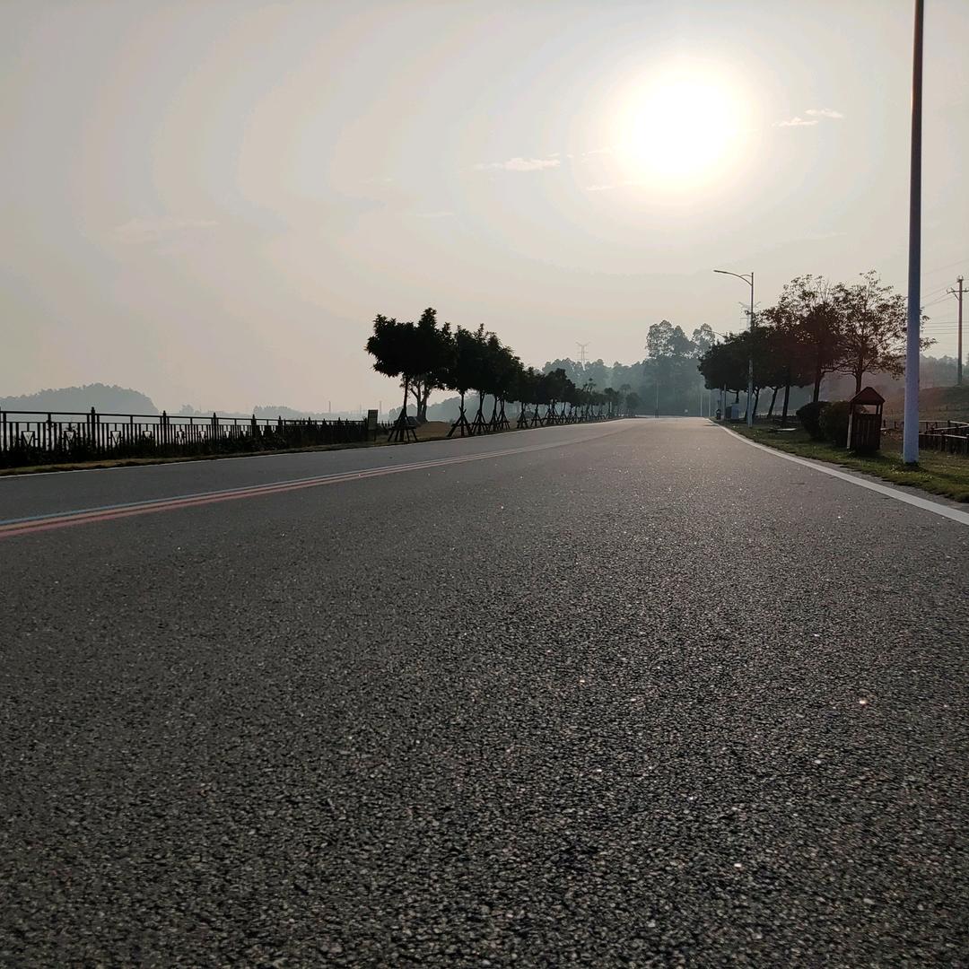 〈强风〉