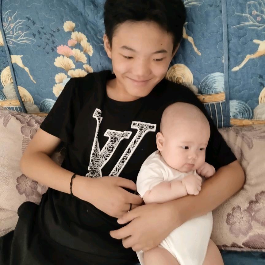 大哥哥果果，小弟弟褔宝的奶奶\