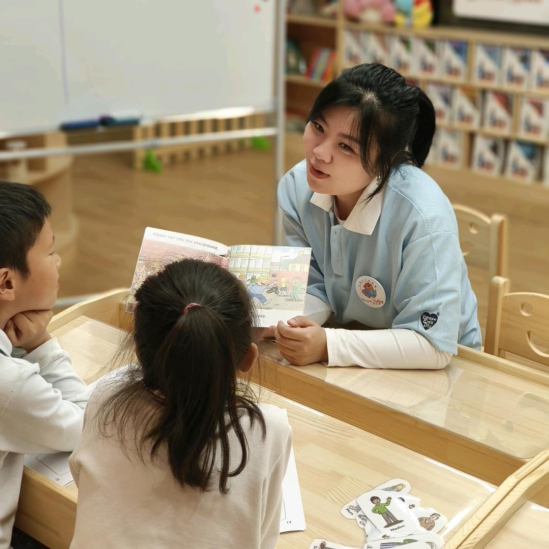 教英语的凯莉老师