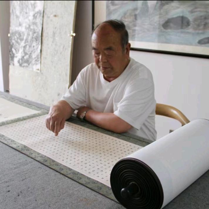 高大哥书法爱好。