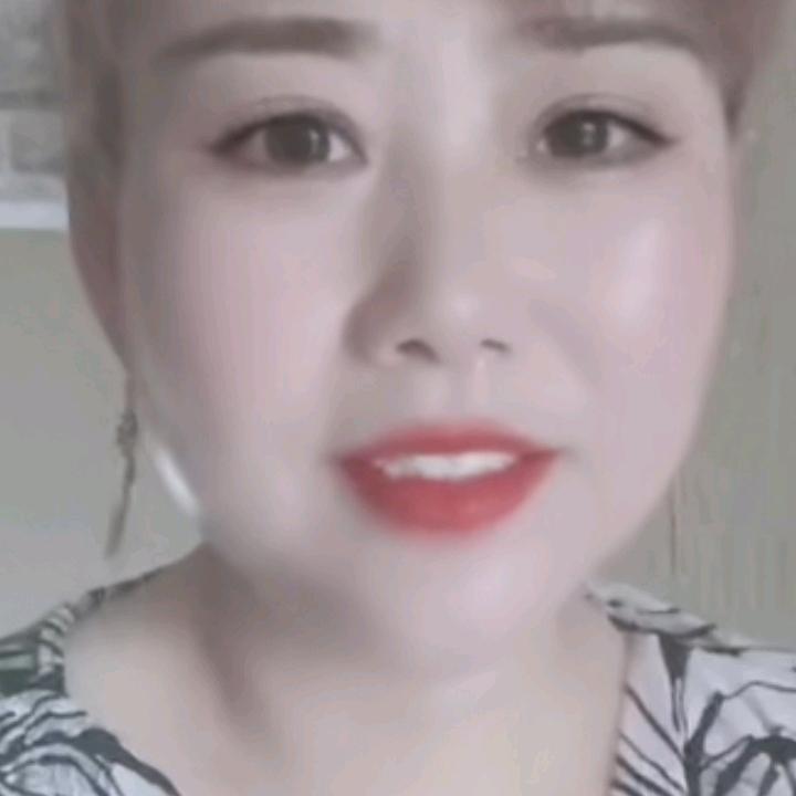 爰唱歌的小霞