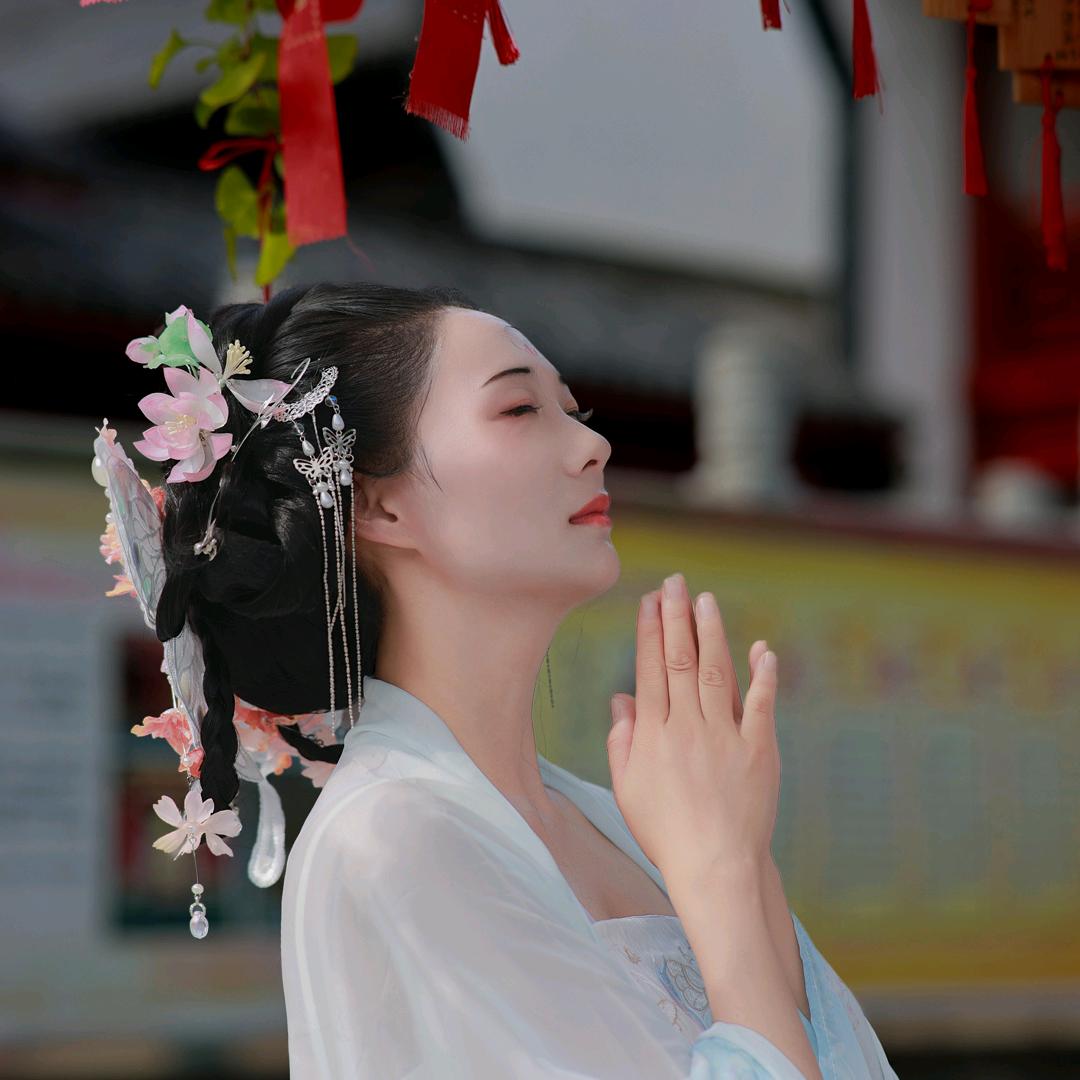 巧笑倩兮，美目盼兮